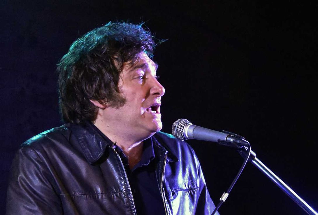 Javier Milei presentó su "plan motosierra" para 2023: privatizar empresas y ceder Aerolíneas a los trabajadores