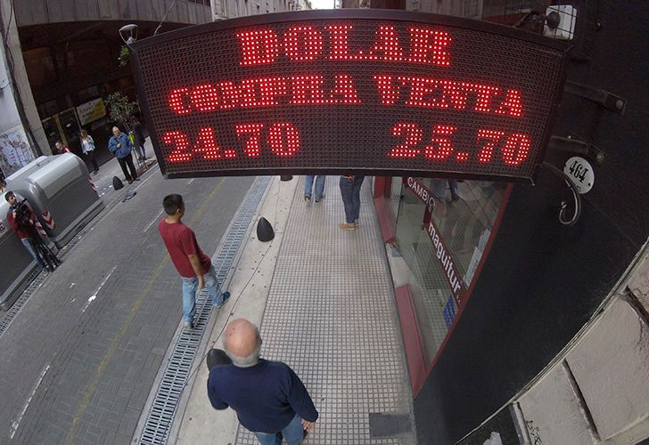 El dólar cerró por arriba de $25 a pesar de la megaoferta del Banco Central