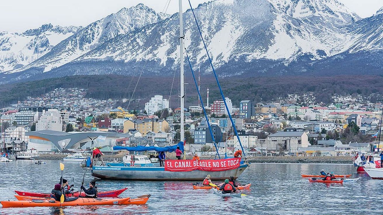 Comunidades de la Argentina y de Chile protestaron contra las salmoneras en el canal de Beagle