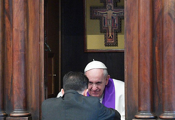 Víctimas de abusos fustigan a Francisco por su ‘misericordia’ a sacerdotes pedófilos