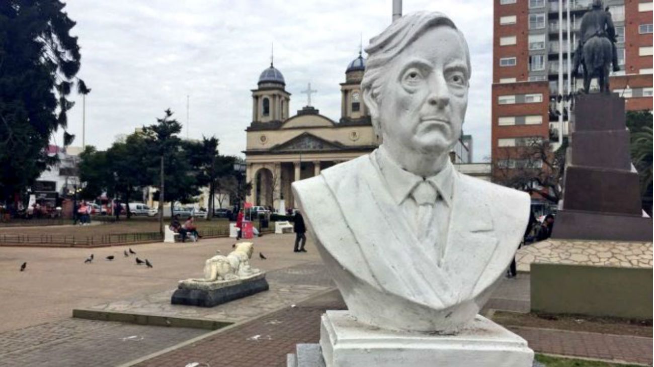 La Justicia intimó al intendente de Morón a restituir el busto de Kirchner en "10 días"