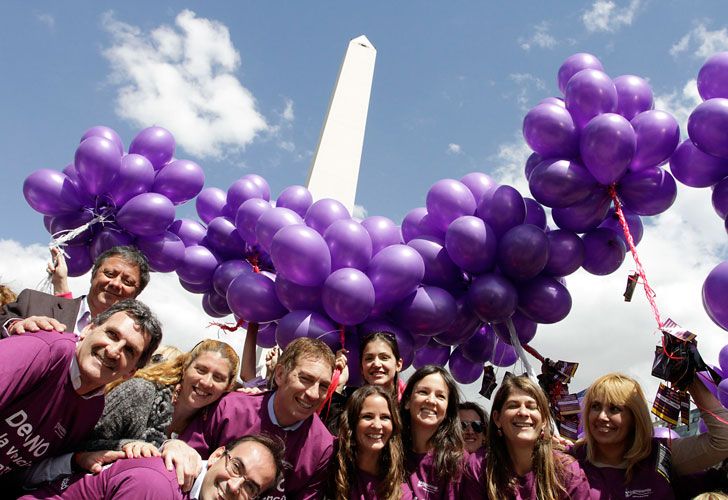 Suelta de globos contra la violencia de género