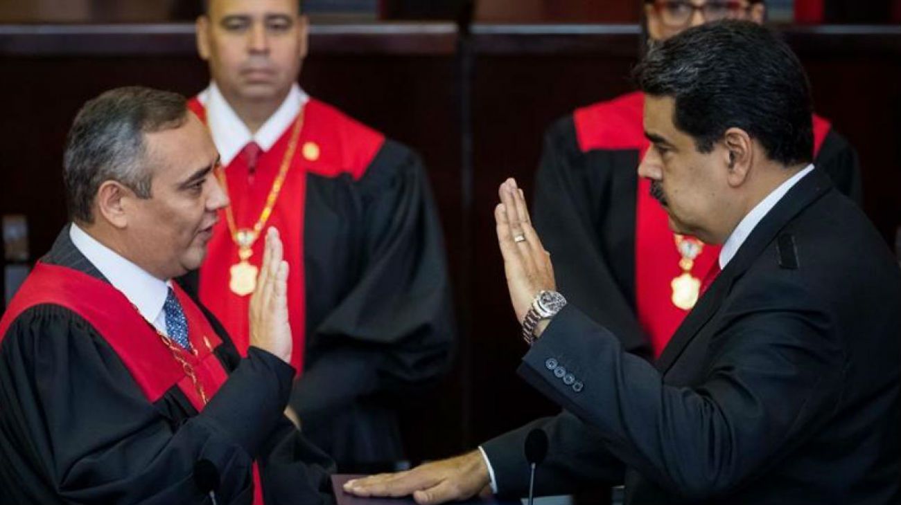Quién es el juez condenado por asesinato que le tomó juramento a Maduro