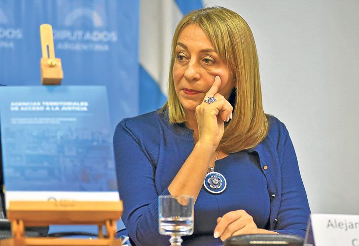 El Gobierno busca aval de la Justicia para echar a Gils Carbó por decreto