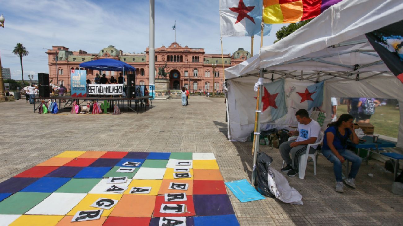 Milagro Sala: sin indulto pero antes de la lluvia, la Tupac Amaru levantó el campamento en Plaza de Mayo