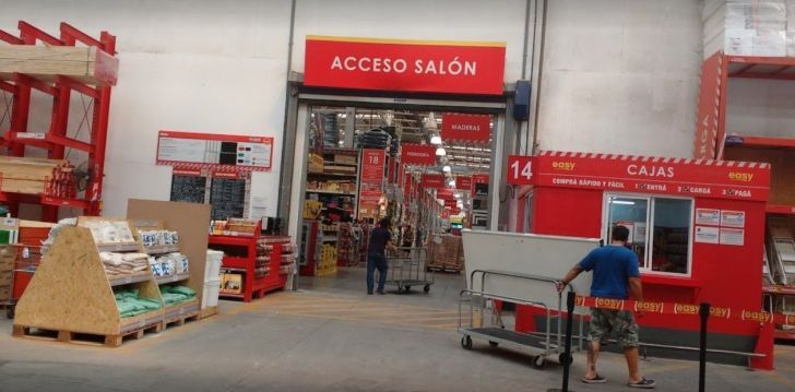 Fue a hacer una compra a Easy y una pila de maderas cayó y mató a su hijo