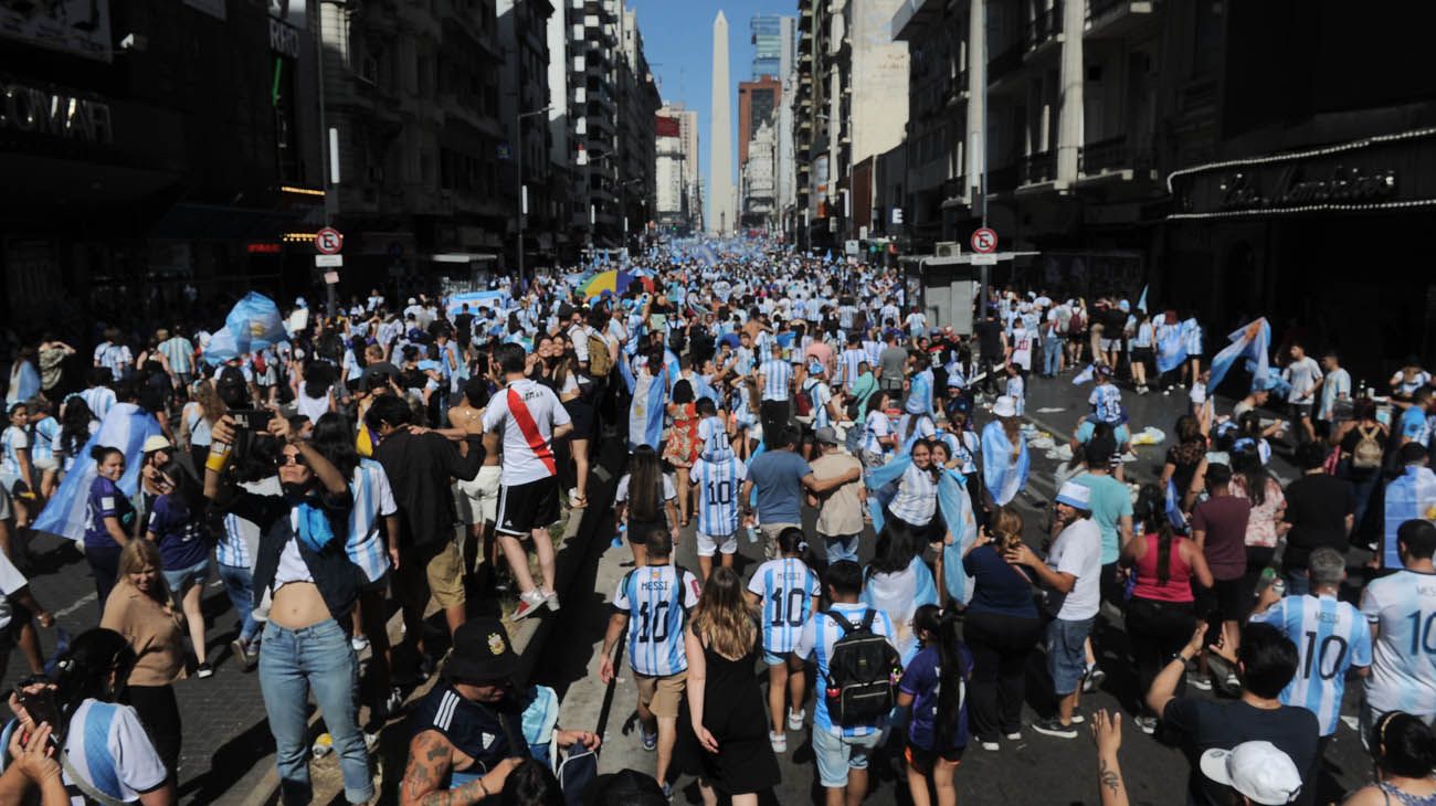 Lágrimas, banderas y bombos: miles de argentinos festejan la Copa del Mundo en las calles