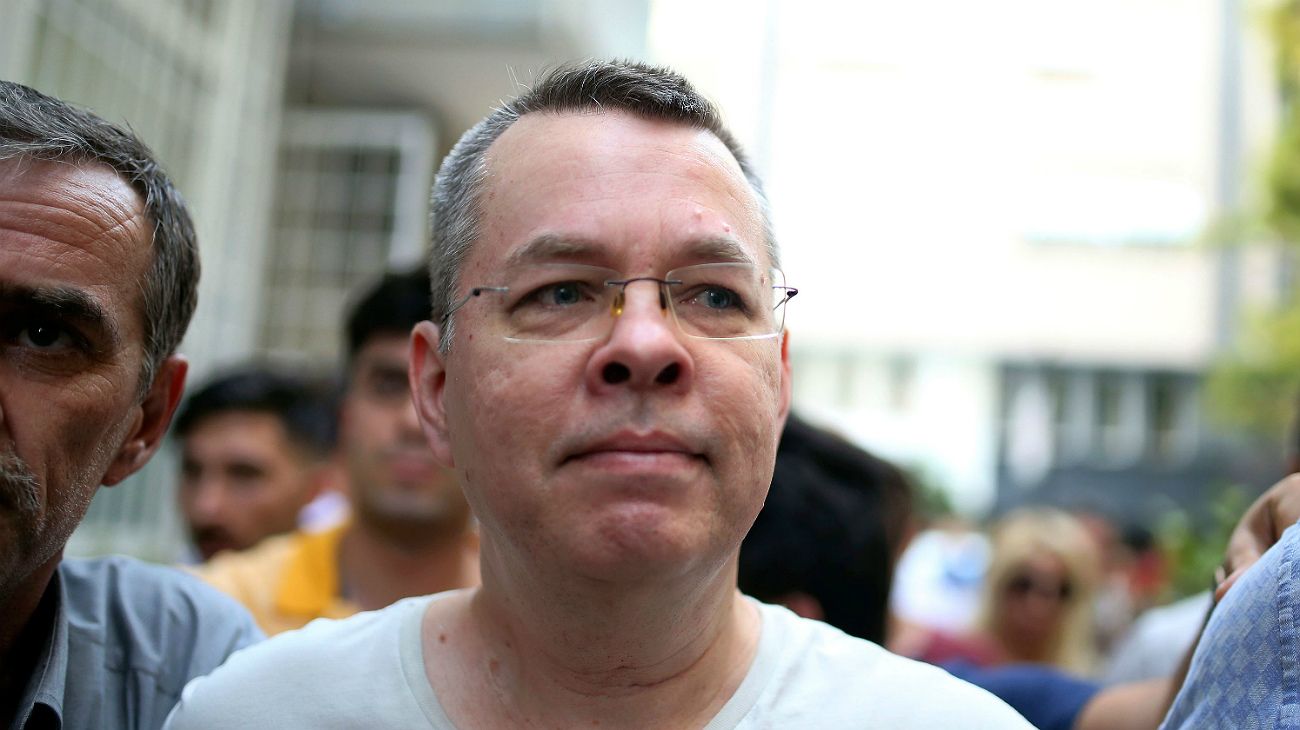 Turquía libera a pastor estadounidense acusado de espionaje