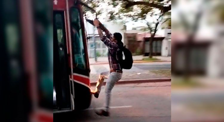 “¡Abrí la puerta!": violenta pelea entre un colectivero y un usuario de transporte en Córdoba