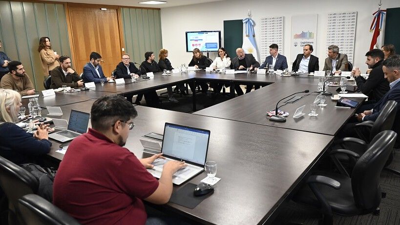 Llaryora impulsa un fondo millonario para innovación y marca contraste con el ajuste de Milei