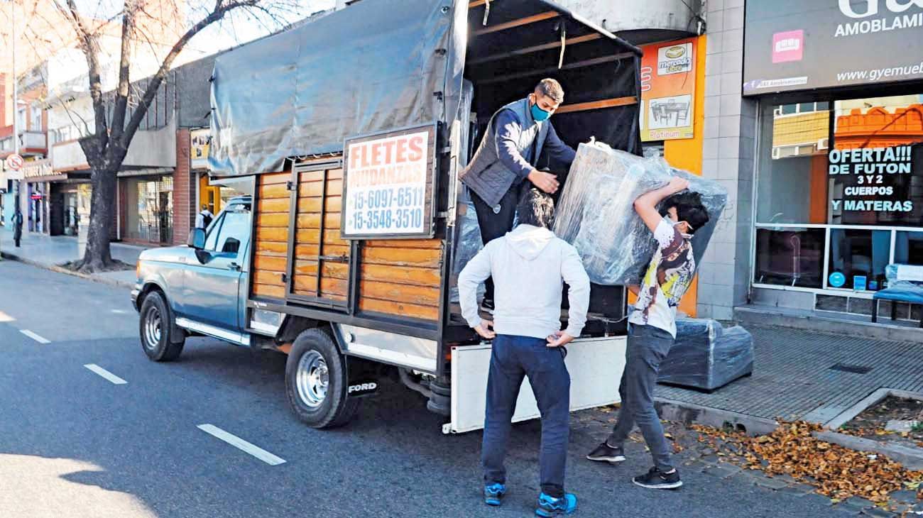 Mudanzas, otra postal que volvió a verse este sábado en casi toda la Ciudad