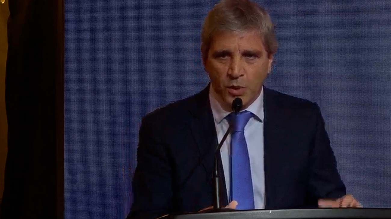 Luis Caputo defendió las bandas para el dólar: "Es un esquema superador"