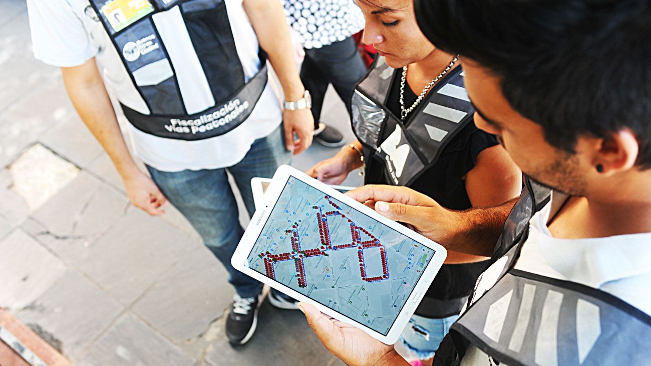 Son inspectores de veredas y van por la Ciudad con tablets y ojo clínico