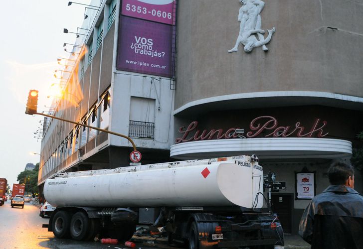 Un camión chocó contra el Luna Park