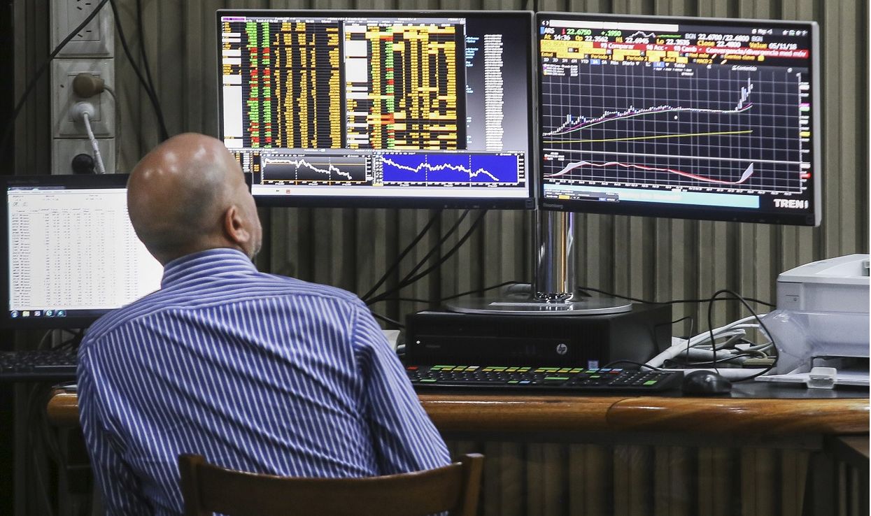 Acciones y bonos se disparan pese a la volatilidad de dólar blue
