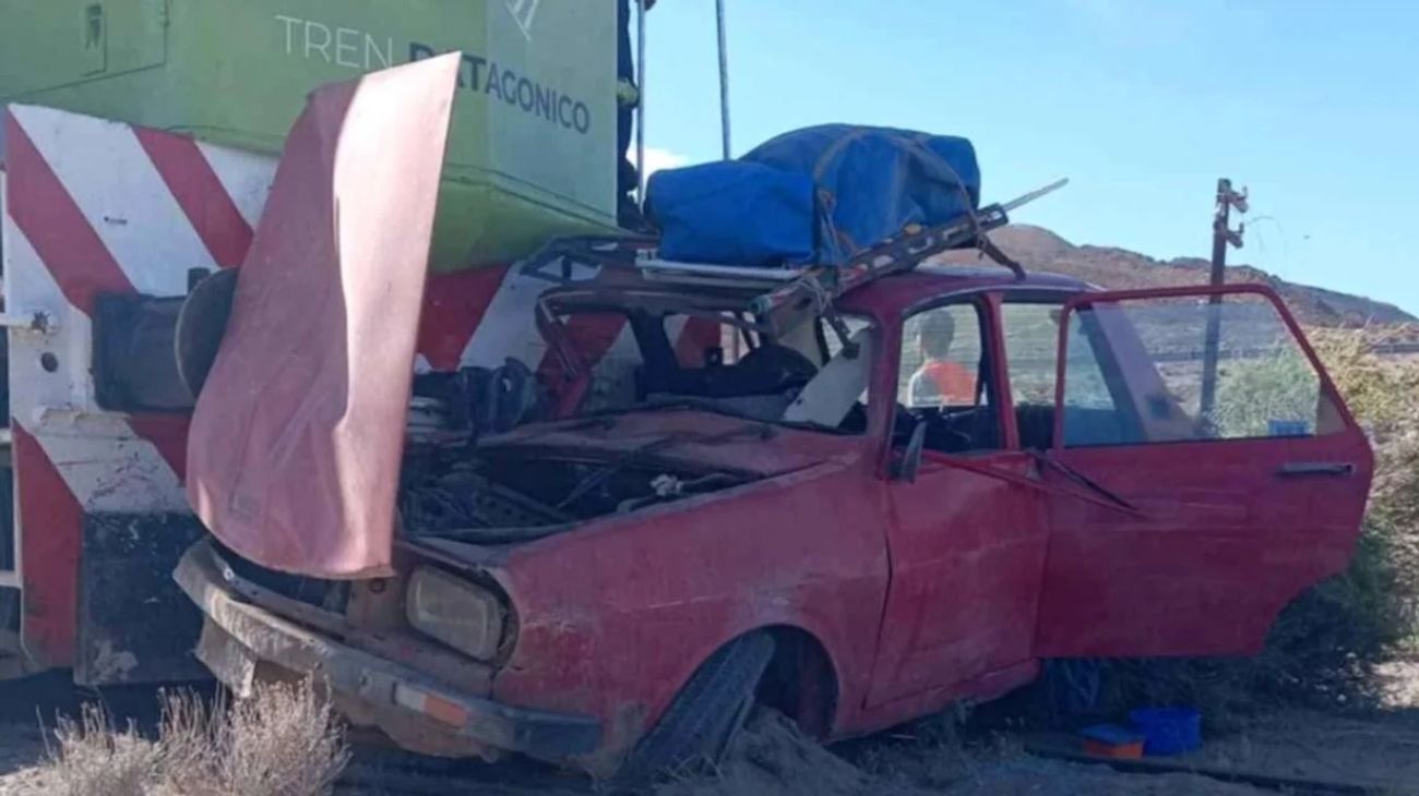 Pobre Patagonia: además de los incendios, el tren Viedma-Bariloche arrolló a un viejo Renault 12