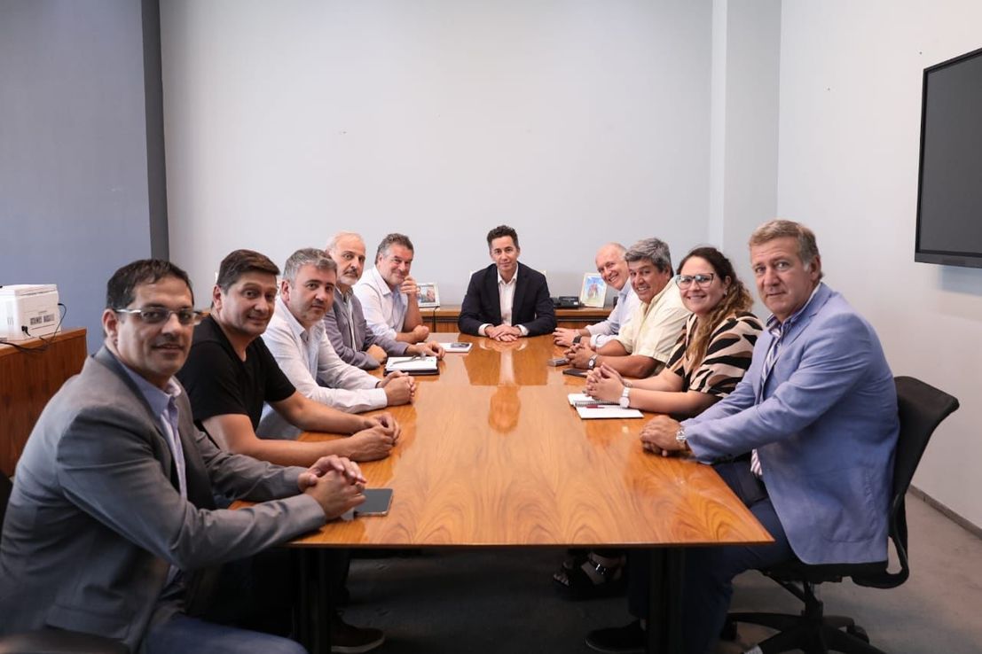 El ministro de gobierno se reunió con los intendentes radicales