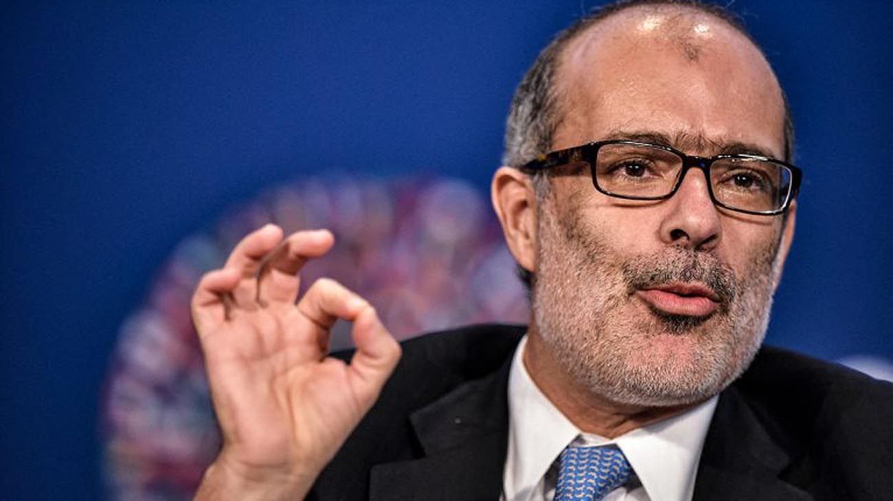 Mientras Argentina pide adelanto de fondos, asume un director clave en el FMI