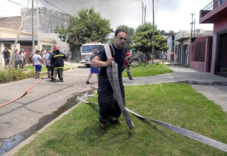 Bomberos lograron controlar el incendio en una fábrica de colchones de Avellaneda