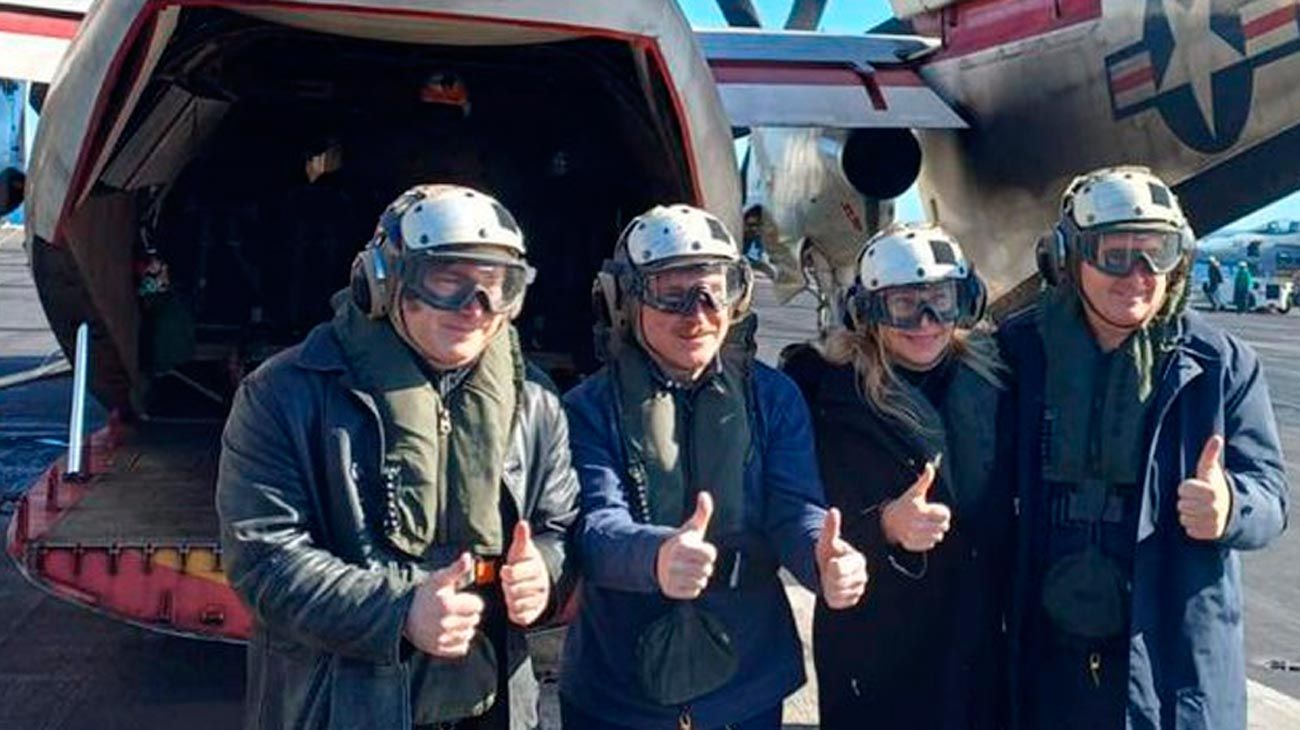 Milei Top Gun: gracias a un DNU se paseó por un portaaviones nuclear de EE.UU.