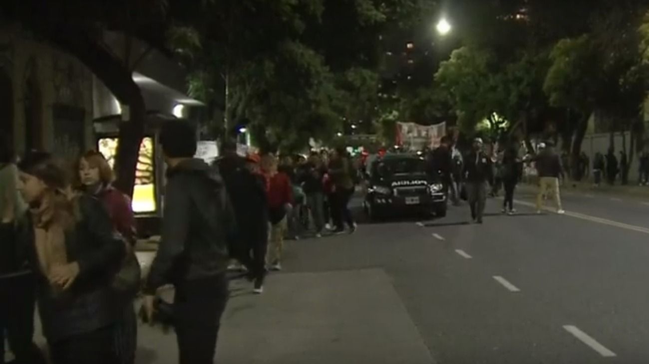 Balas de goma y gases lacrimógenos frente a la Embajada de Venezuela