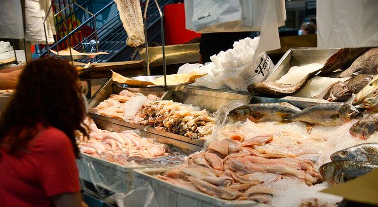 La carne domina la mesa en Semana Santa pese a costar más que el pescado