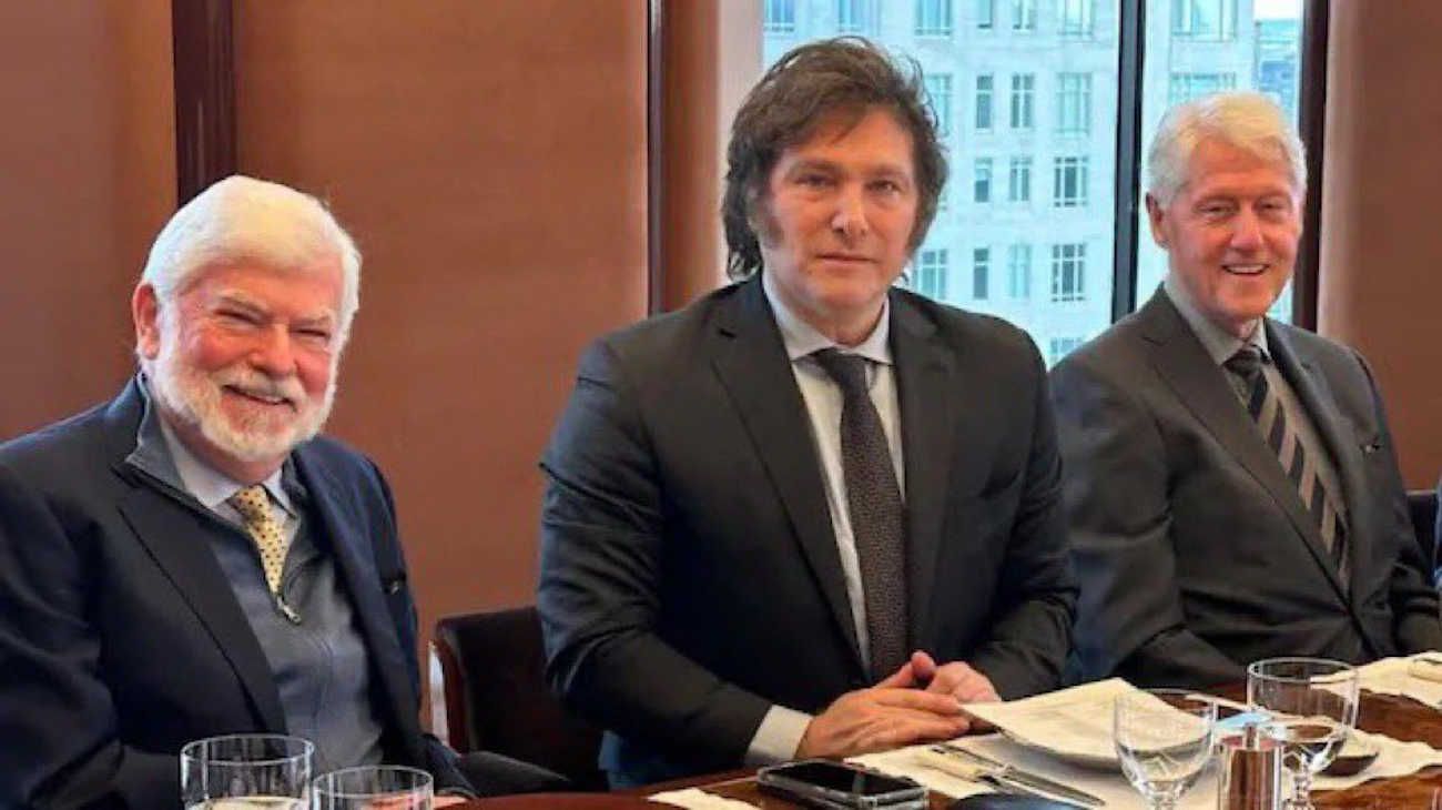 Javier Milei almorzó con Bill Clinton y Chris Dodd, les expuso su programa de gobierno y viajó a Washington