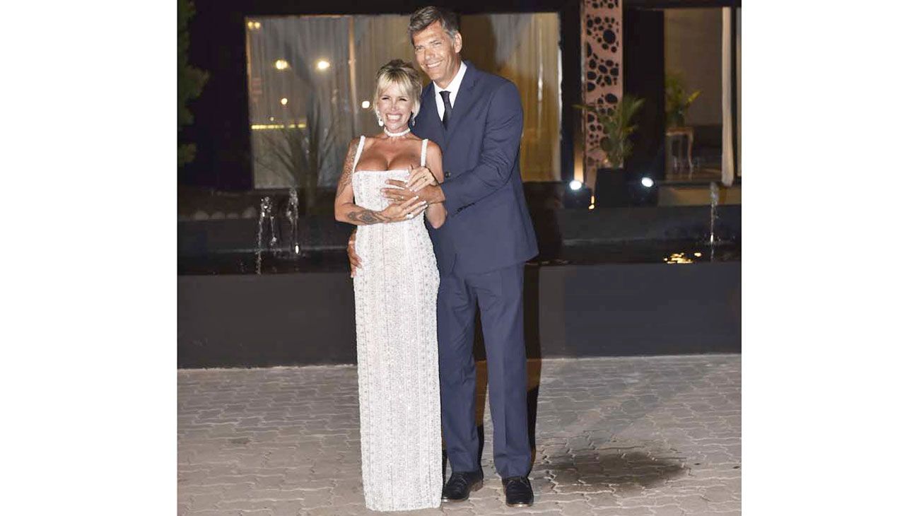 Florencia Peña le dio un toque de formalidad a su pareja ‘modelo poliamor’