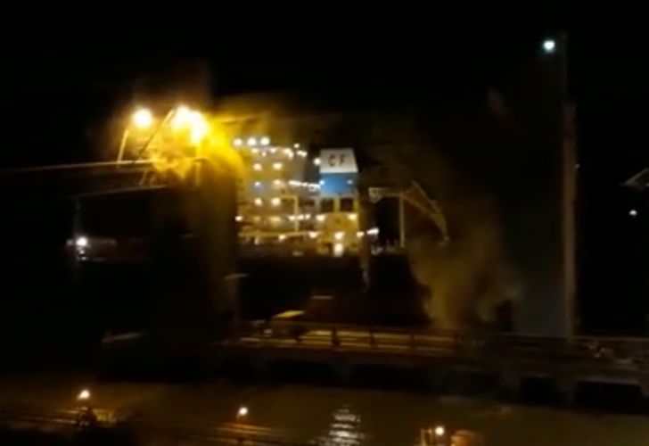 Un barco chocó contra un muelle en Rosario