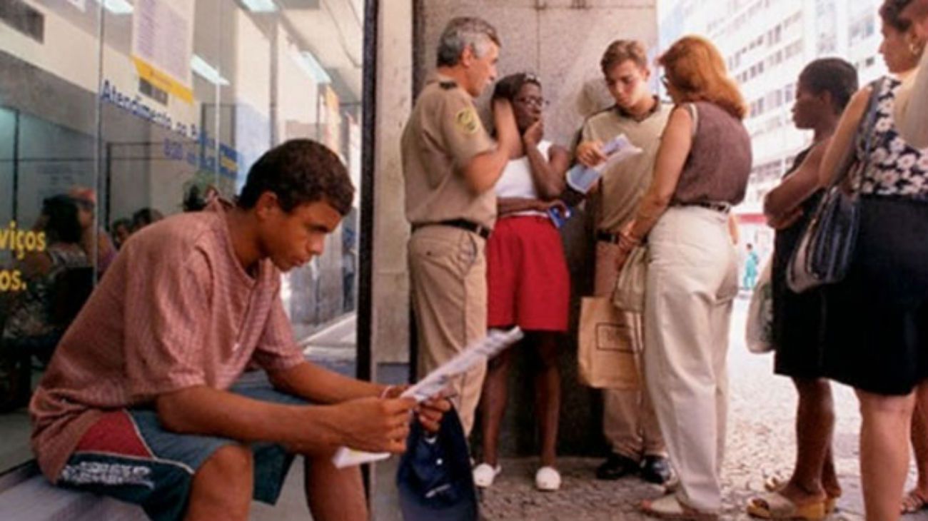 Tasa de desempleo de Brasil cae antes de las elecciones