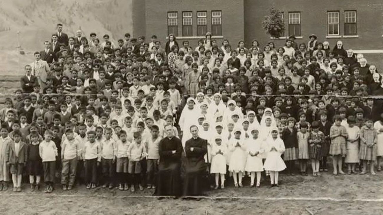 Hallaron 215 cadáveres de niños en terrenos de una iglesia católica de Canadá