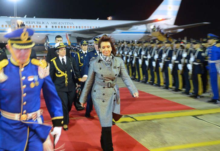 Cristina ya está en tierra paraguaya para devolver los muebles de Solano López
