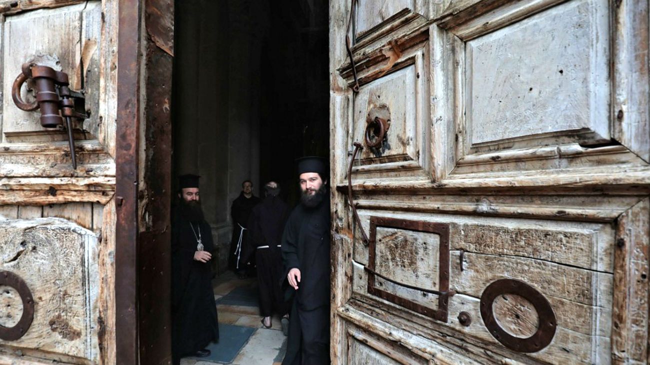 Reabren el Santo Sepulcro en Jerusalén, pero no se puede besar ni tocar nada