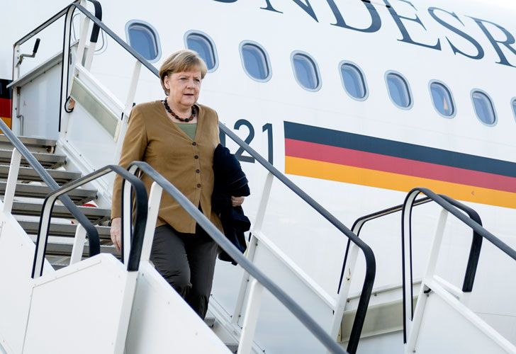 Bailó desnudo y drogado en el avión de Merkel