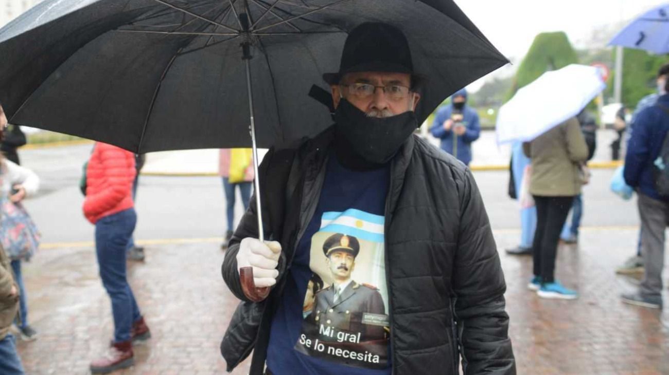 Los anticuarentena marcharon con barbijos, fotos de Videla y la bandera argentina