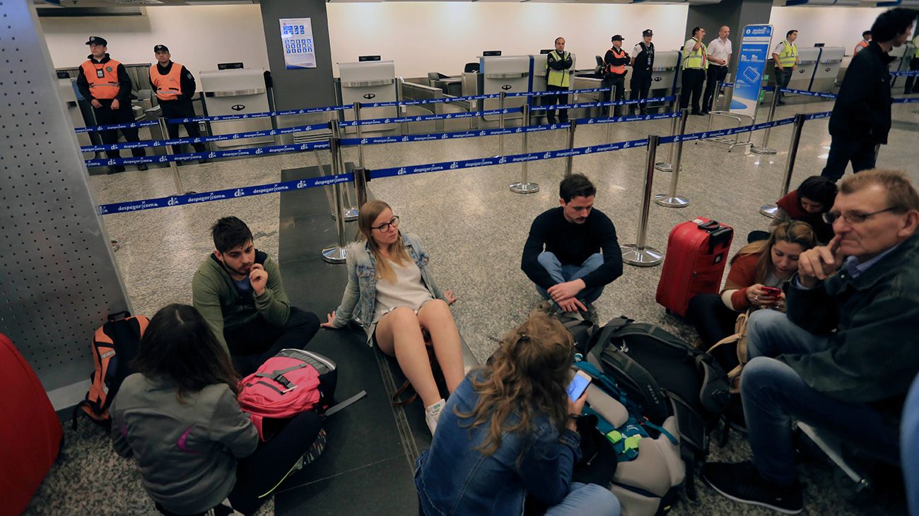 Fin de semana sin vuelos: habrá audiencia y Aerolíneas reubica a los pasajeros