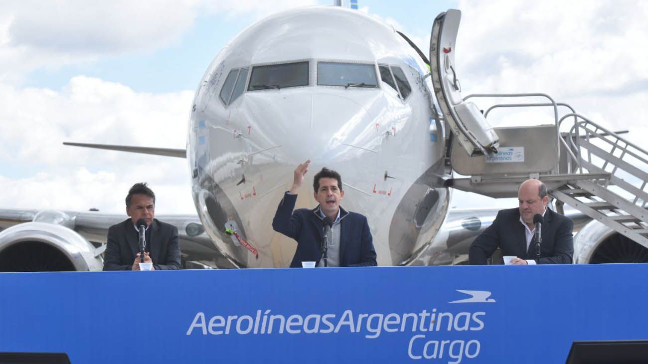 Con críticas a la oposición, el Gobierno presentó el primer avión de Aerolíneas Argentinas para carga