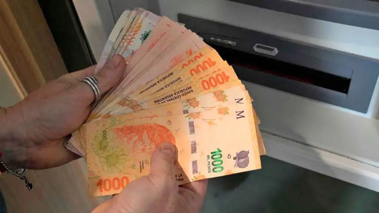 En qué consiste el impuesto al efectivo: la medida que busca desincentivar el uso del efectivo