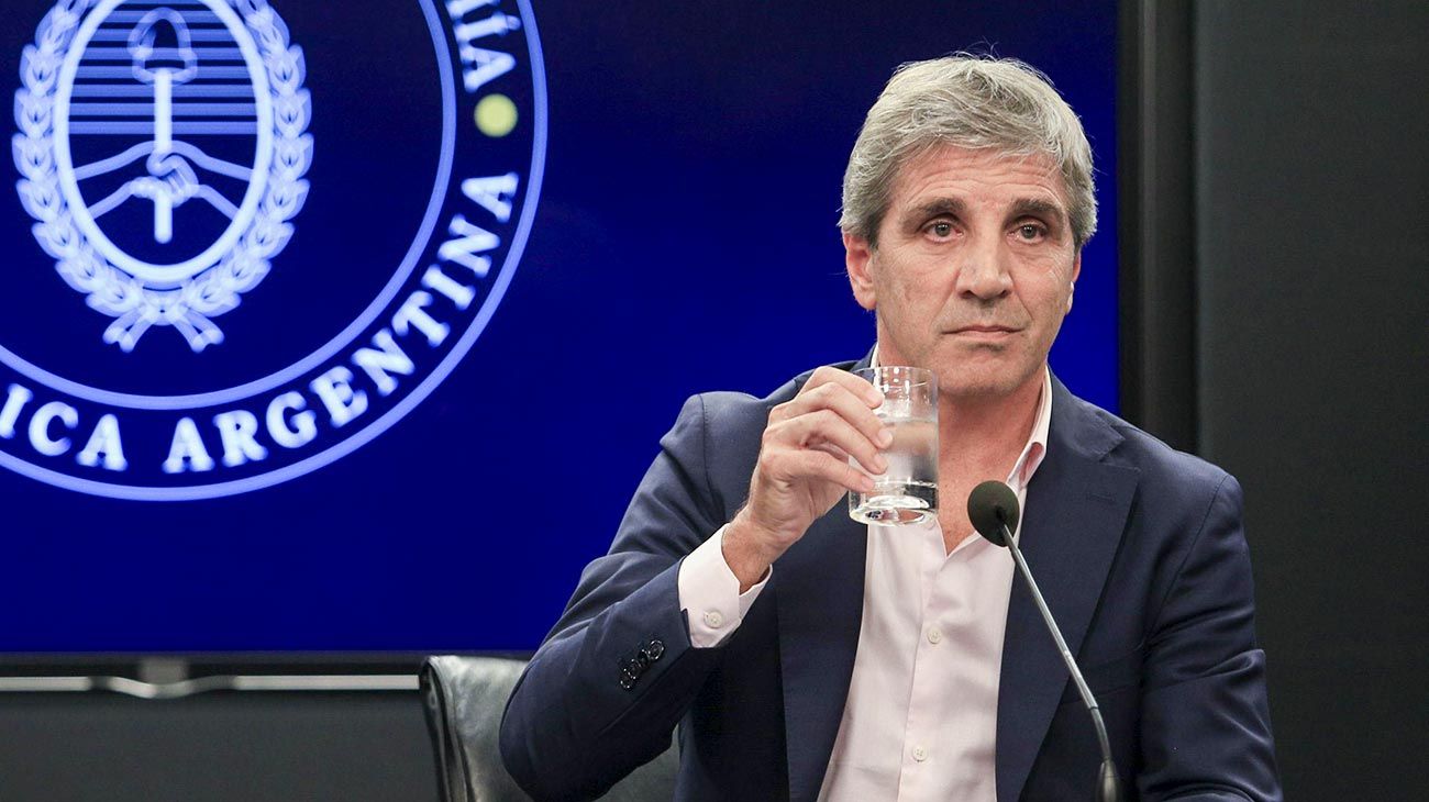 El 2025 de Luis Caputo: euforia en la City, semáforo rojo en la actividad, estabilidad a préstamo y mesa chica desarmada