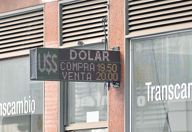 Analistas ven el dólar a $ 20 hasta marzo, pero observan las tasas, la sequía y la Fed