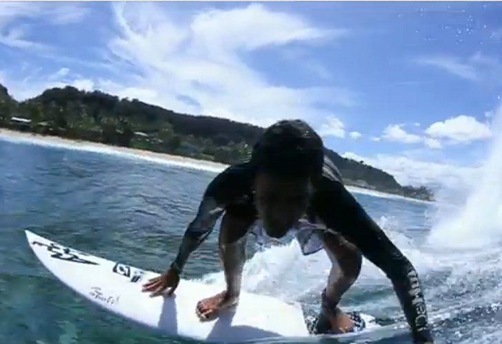 Increíble proeza de un surfista ciego en Hawai