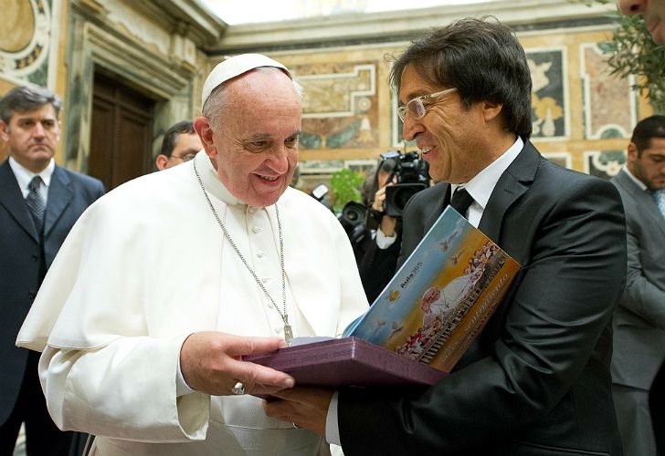 Entregan al Papa un libro con 1300 testimonios de niños