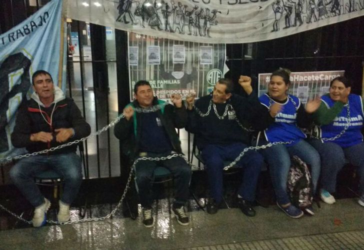 Trabajadores despedidos se encadenaron al Ministerio de Trabajo