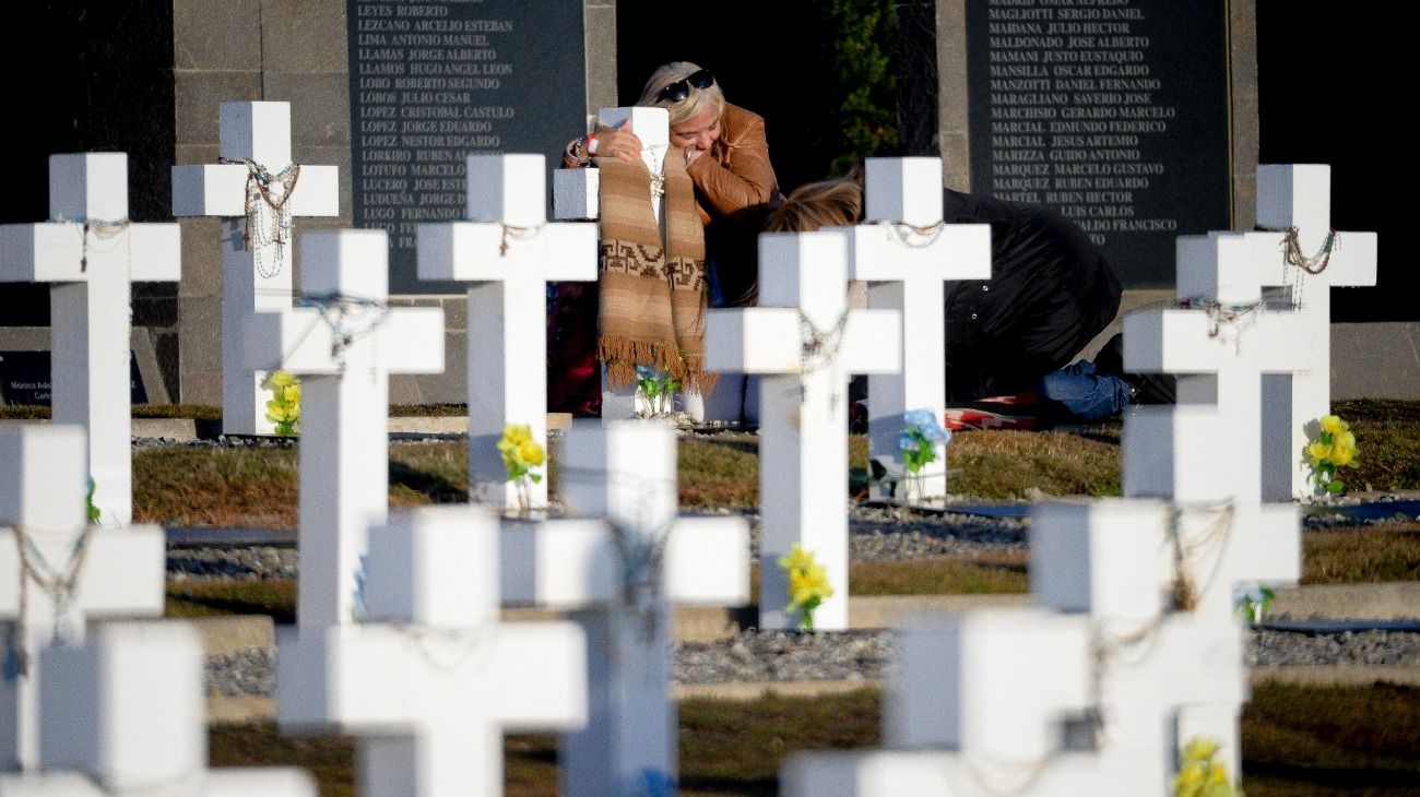 Argentina acordó con Reino Unido identificar a soldados caídos de una tumba conjunta