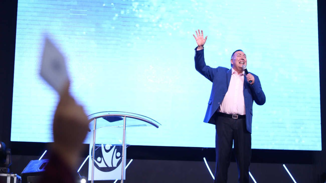 Vínculos políticos, milagros por televisión y un templo "imponente": quién es Jorge Ledesma, el pastor que visitará Milei en Chaco