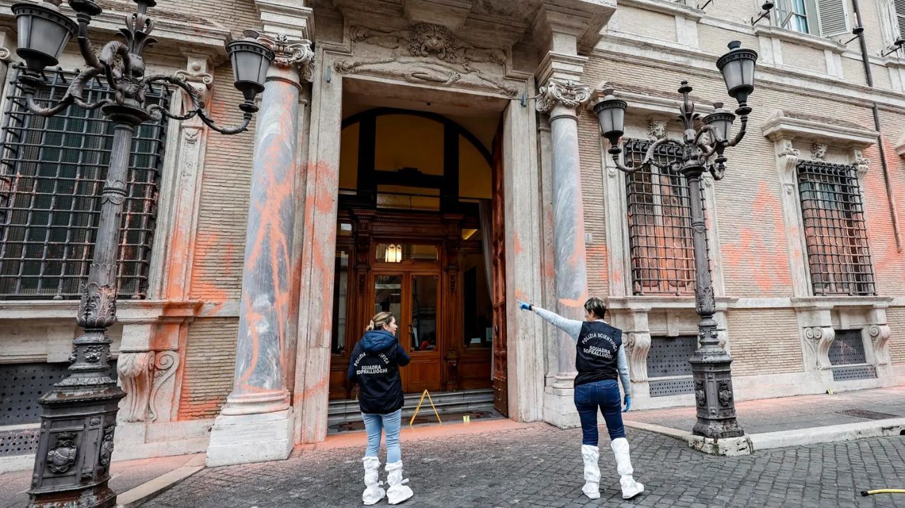 Liberan a los jóvenes que arrojaron pintura en el Senado romano