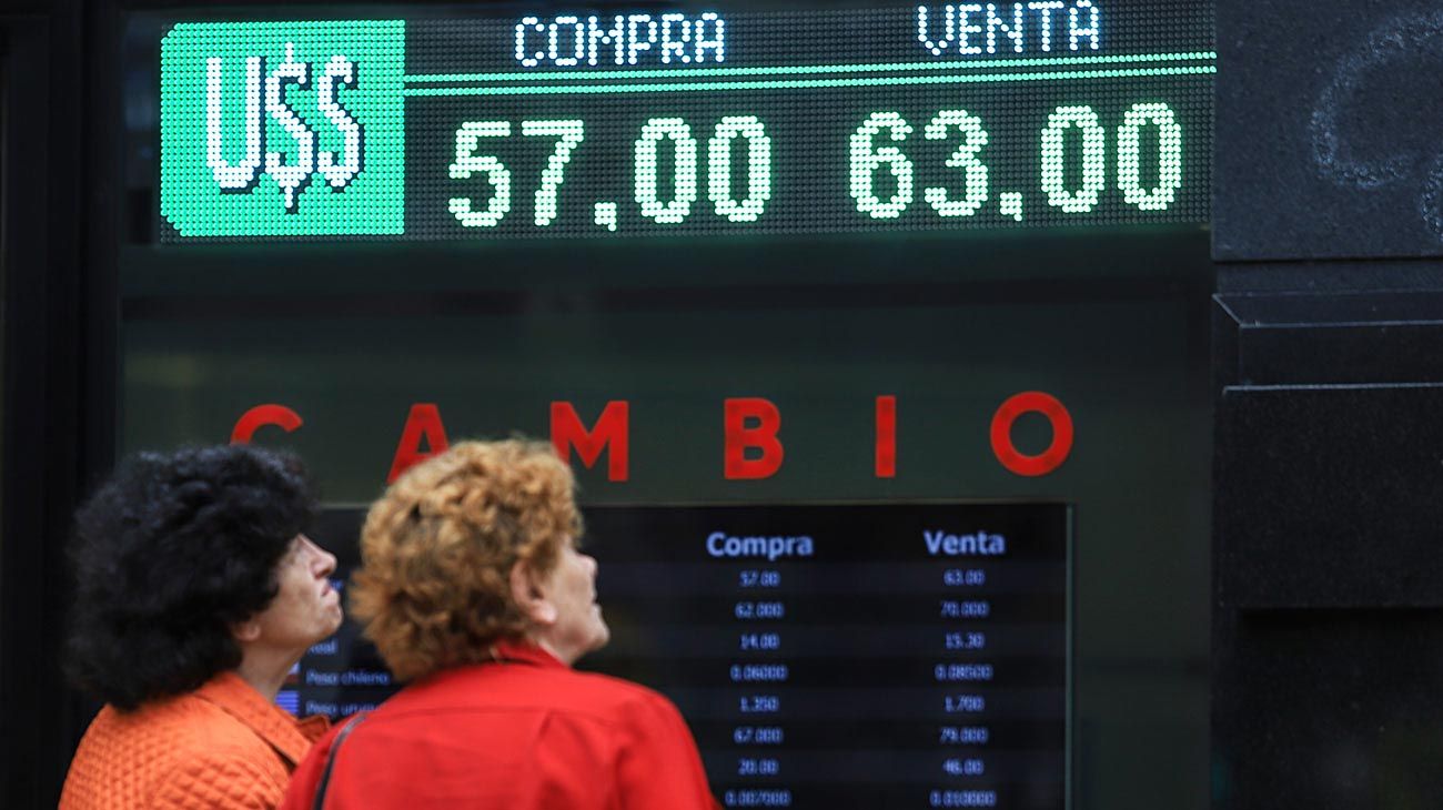 Estiman que la brecha con el dólar blue se acelerará y podría llegar hasta el 50%