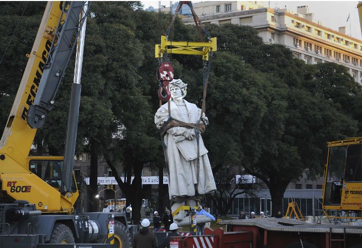 Pese a la prohibición judicial, sacaron el monumento a Colón