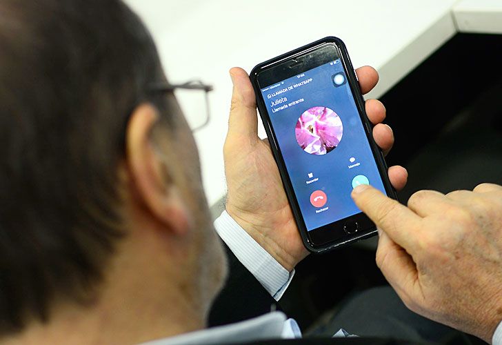 Cada vez más usuarios prefieren hablar gratis a través de Facebook y WhatsApp