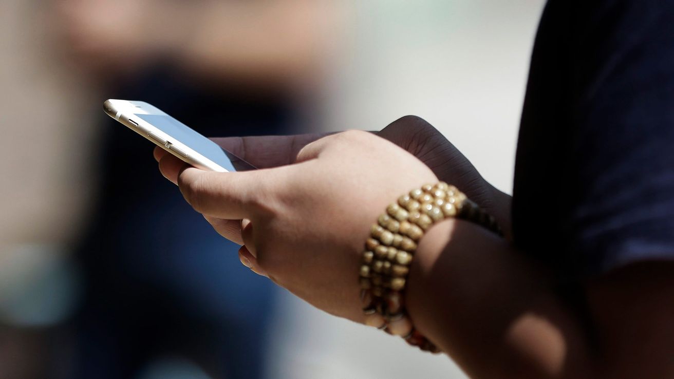 Una niña murió electrocutada al enchufar el cargador de su celular tras salir de la pileta